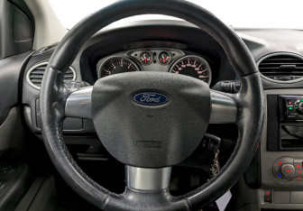 Подержанный автомобиль Ford Focus Hatchback 2009 года (24 фото)