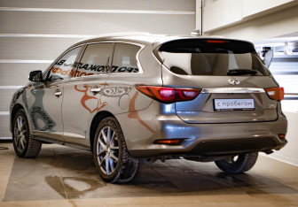 Подержанный автомобиль Infiniti QX60 2018 года (6 фото)