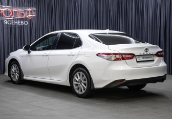 Подержанный автомобиль Toyota Camry Sedan 2022 года (7 фото)