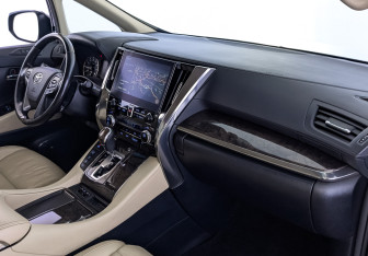 Подержанный автомобиль Toyota Alphard 2020 года (13 фото)