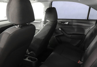 Подержанный автомобиль Skoda Rapid Liftback 2017 года (12 фото)