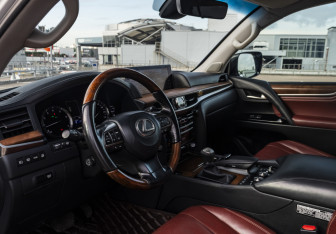Подержанный автомобиль Lexus LX 2016 года (9 фото)
