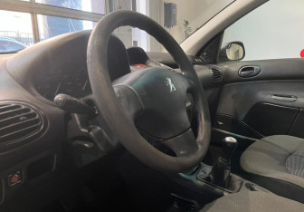 Подержанный автомобиль Peugeot 206 Sedan 2008 года (11 фото)