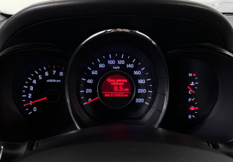 Подержанный автомобиль Kia Rio Hatchback 2015 года (13 фото)