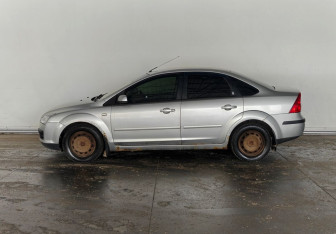 Подержанный автомобиль Ford Focus Sedan 2005 года (4 фото)