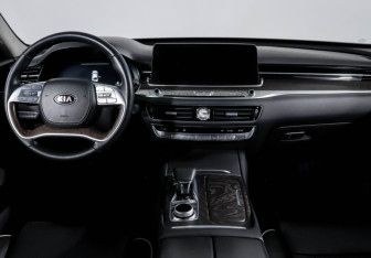 Подержанный автомобиль Kia K900 2019 года (12 фото)