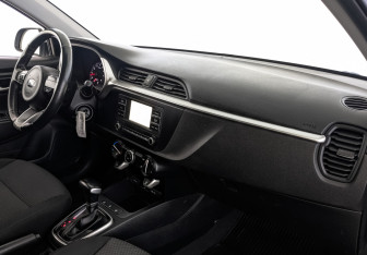 Подержанный автомобиль Kia Rio Hatchback 2021 года (12 фото)