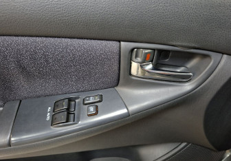 Подержанный автомобиль Toyota Corolla Hatchback 2004 года (17 фото)