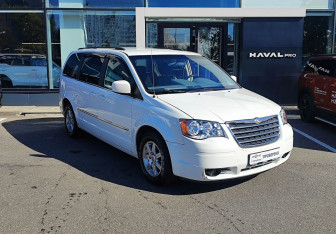 Подержанный автомобиль Chrysler Town & Country 2010 года (3 фото)