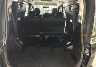 Подержанный автомобиль Toyota Voxy Minivan 2015 года (17 фото)