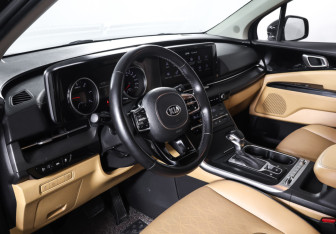 Подержанный автомобиль Kia Carnival 2020 года (16 фото)