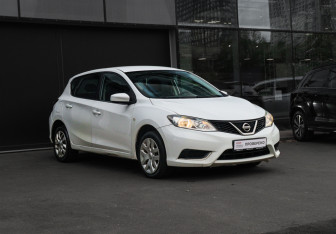 Подержанный автомобиль Nissan Tiida Hatchback 2015 года (3 фото)