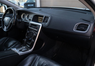 Подержанный автомобиль Volvo V60 2011 года (7 фото)