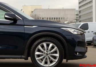 Подержанный автомобиль Infiniti QX50 2018 года (19 фото)