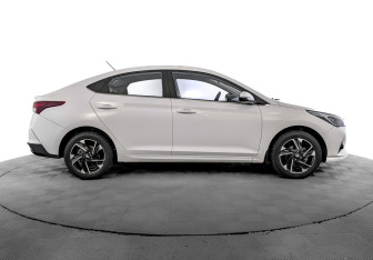 Подержанный автомобиль Hyundai Solaris Sedan 2022 года (4 фото)
