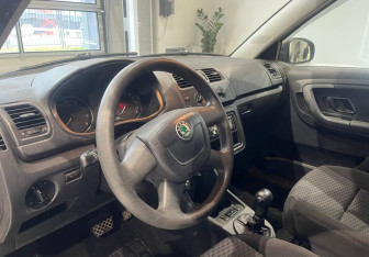 Подержанный автомобиль Skoda Fabia Hatchback 2011 года (8 фото)