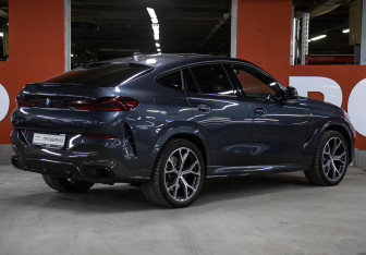 Подержанный автомобиль BMW X6 2020 года (5 фото)