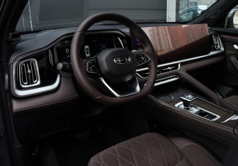 Подержанный автомобиль Geely Monjaro 2025 года (18 фото)