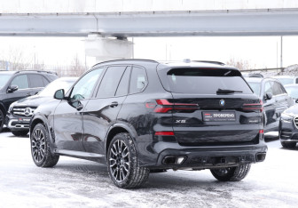 Подержанный автомобиль BMW X5 2025 года (7 фото)