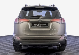 Подержанный автомобиль Toyota RAV4 2017 года (6 фото)