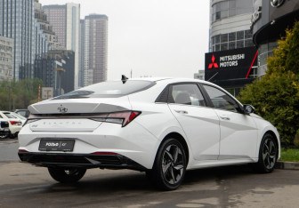 Новый Hyundai Elantra Sedan 2023 (4 фото)