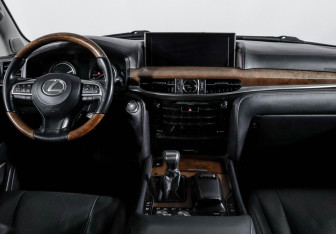Подержанный автомобиль Lexus LX 2017 года (12 фото)