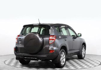 Подержанный автомобиль Toyota RAV4 2011 года (3 фото)