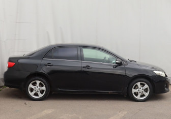 Подержанный автомобиль Toyota Corolla Sedan 2011 года (7 фото)