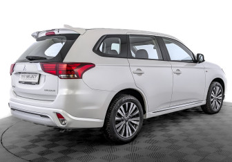 Подержанный автомобиль Mitsubishi Outlander 2022 года (5 фото)