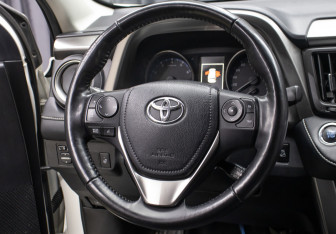 Подержанный автомобиль Toyota RAV4 2018 года (17 фото)