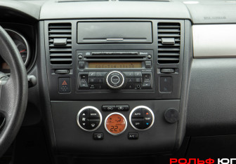 Подержанный автомобиль Nissan Tiida Hatchback 2011 года (12 фото)