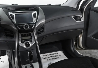 Подержанный автомобиль Hyundai Elantra Sedan 2012 года (10 фото)