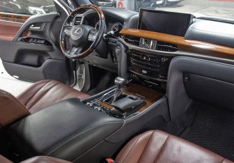 Подержанный автомобиль Lexus LX 2016 года (11 фото)