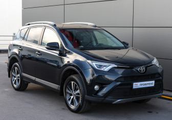 Подержанный автомобиль Toyota RAV4 2015 года (3 фото)