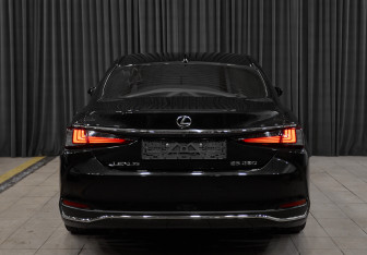 Подержанный автомобиль Lexus ES 2020 года (5 фото)
