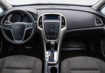 Подержанный автомобиль Opel Astra Hatchback 2011 года (13 фото)