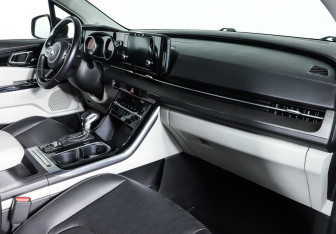 Подержанный автомобиль Kia Carnival 2021 года (9 фото)
