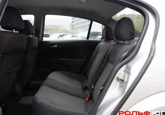 Подержанный автомобиль Opel Astra Sedan 2010 года (8 фото)