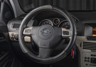 Подержанный автомобиль Opel Astra Hatchback 2008 года (13 фото)