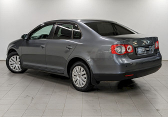 Подержанный автомобиль Volkswagen Jetta Sedan 2010 года (7 фото)