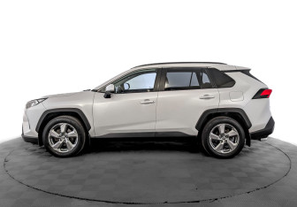 Подержанный автомобиль Toyota RAV4 2021 года (8 фото)