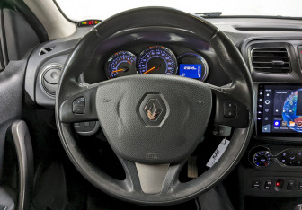 Подержанный автомобиль Renault Sandero 2016 года (23 фото)