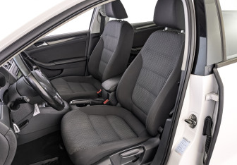 Подержанный автомобиль Volkswagen Jetta Sedan 2013 года (20 фото)