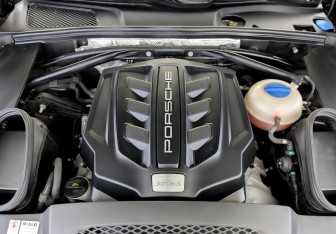 Подержанный автомобиль Porsche Macan 2015 года (9 фото)