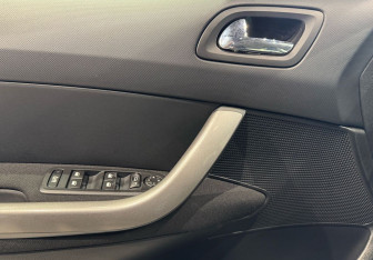 Подержанный автомобиль Peugeot 308 Hatchback 2012 года (17 фото)