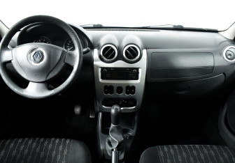 Подержанный автомобиль Renault Logan Sedan 2013 года (8 фото)