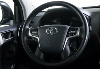 Подержанный автомобиль Toyota Land Cruiser Prado 2022 года (12 фото)
