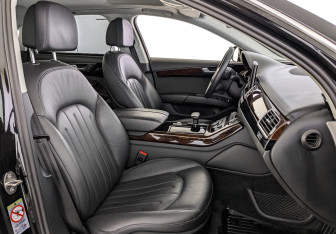 Подержанный автомобиль Audi A8 2013 года (23 фото)