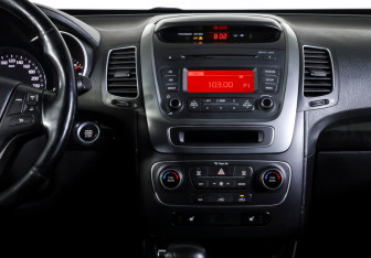 Подержанный автомобиль Kia Sorento 2016 года (13 фото)