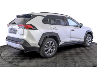 Подержанный автомобиль Toyota RAV4 2024 года (5 фото)